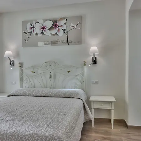 Smart & ゲストハウス サンタ・テレーザ・ガッルーラ